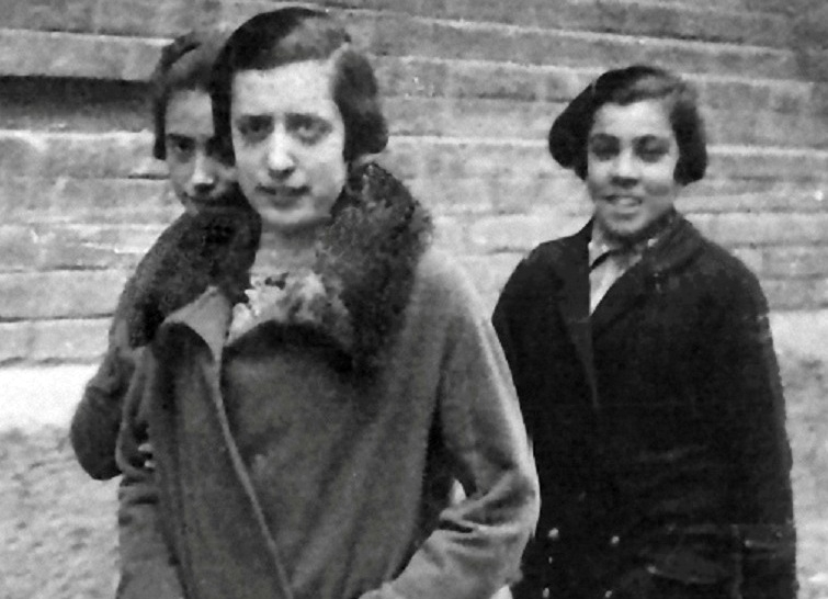 Las Cigarreras Gadítanas. El Pueblo, 10 de Juliio de 1920 . Amparo, Antonia y Paquita, cigarreras de Cádiz paseando por la calle Plocia. Foto cedida por Diego Martínez Sabino y Rafael Fuertes Rodríguez. Imagenes tomadas del <a href="http://mastipiconolohay.blogspot.com/2018/06/las-tres-rosas-de-tabacalera.html">Blog Más típico no lo hay de Santiago Moreno Tello</a>