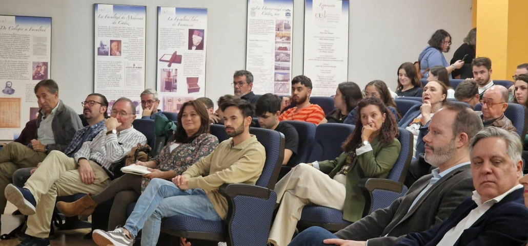 Numeroso público asistió a la Conferencia del Secretario de Estado de Memoria democrática donde quedó clara su opinión sobre traer otra vez Carranza al estadio.